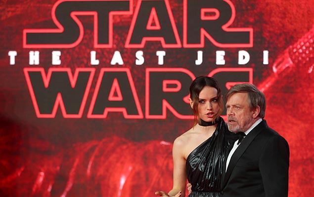 Os atores Mark Hamill e Daisy Ridley posam para foto durante estreia 'Star Wars: Os Últimos Jedi', em Londres (Inglaterra)