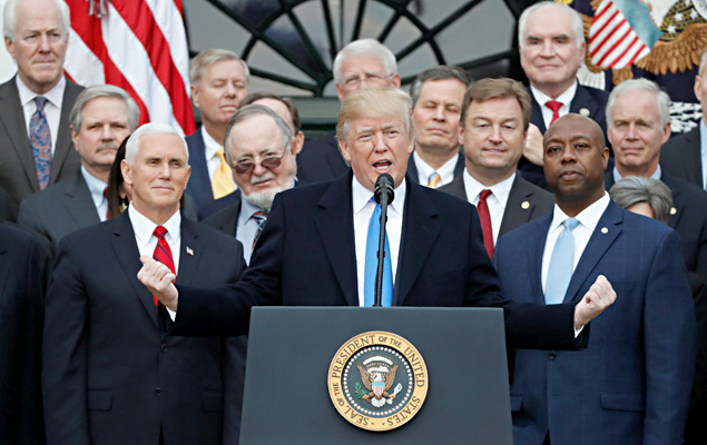 O presidente dos EUA, Donald Trump, comemora aprovação a reforma tributária