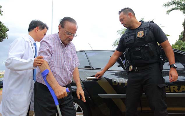 O deputado Paulo Maluf (PP-SP), 86, chega ao IML de Brasília para exame de corpo de delito; parlamentar ficará preso na Papuda