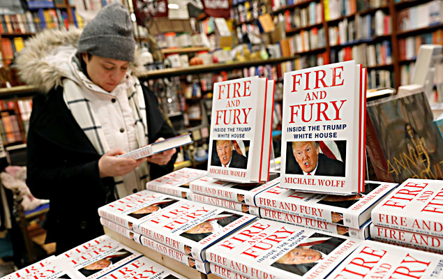 Cópias do livro ''Fire and Fury'', do jornalista Michael Wolff, na livraria Book Culture, em Nova York, EUA, nesta sexta-feira (5)