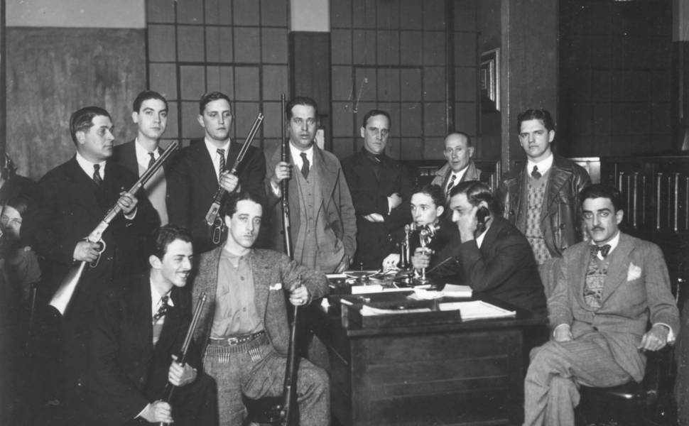 Imagem mostrando as acadêmicos que ocuparam edifícios públicos durante a Revolução Constitucionalista de 1932