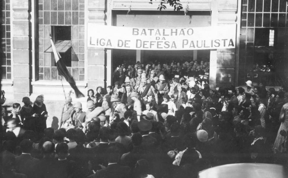 Imagem dos soldados do Batalhão da Liga de Defesa Paulista indo para o front, durante a Revolução de 1932