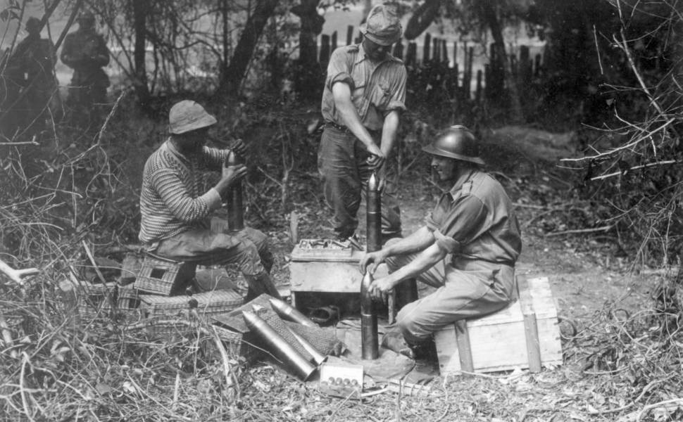 Imagem dos soldados preparando armamento a ser utilizado nos combates durante a Revolução de 1932
