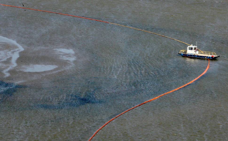Vazamento de gás causa incêndio no Golfo do México