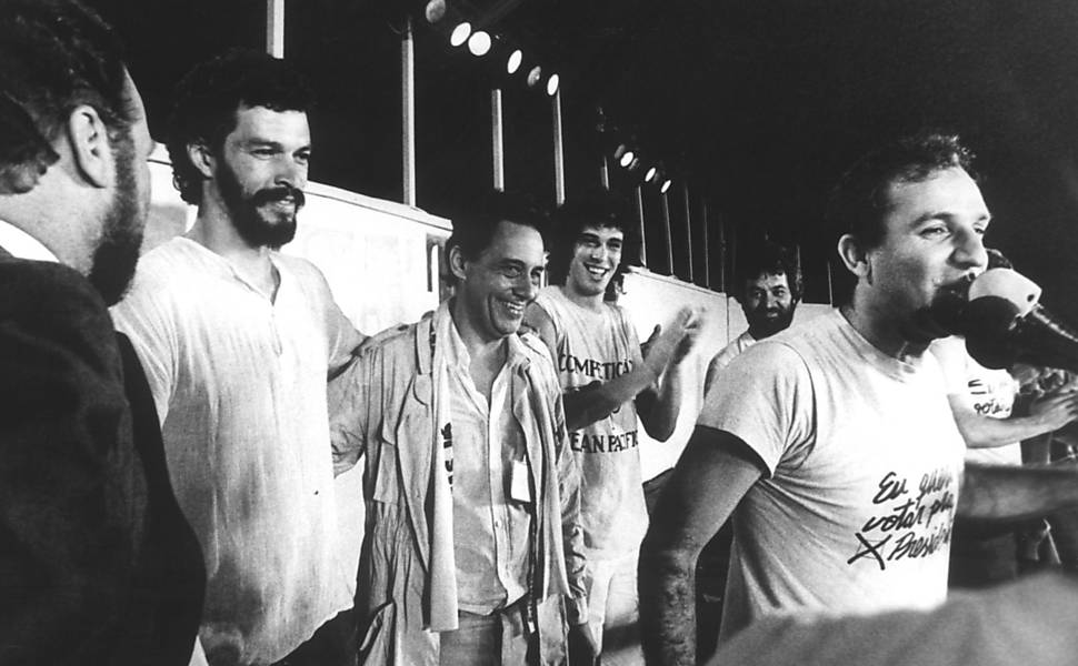 Os jogadores Sócrates e Casagrande, o locutor esportivo Osmar Santos e o sociólogo Fernando Henrique Cardoso apoiam a campanha para as Diretas Já, em São Paulo