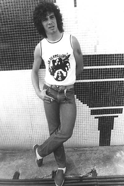 O atacante Casagrande, jogador do Corinthians, posa para foto com calça jeans e camiseta