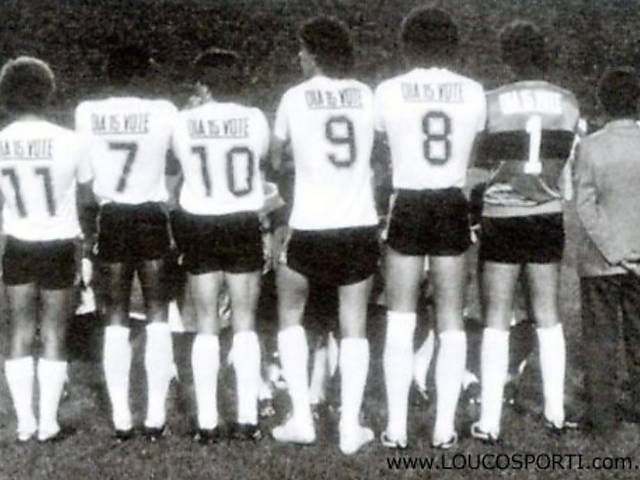 Democracia Corinthiana era um movimento criado nos anos 80. De 81 a 85, o elenco fazia votação para tomar decisões consideradas vitais. Tudo era escolhidos por voto, desde o valor da premiação até o nome do treinador