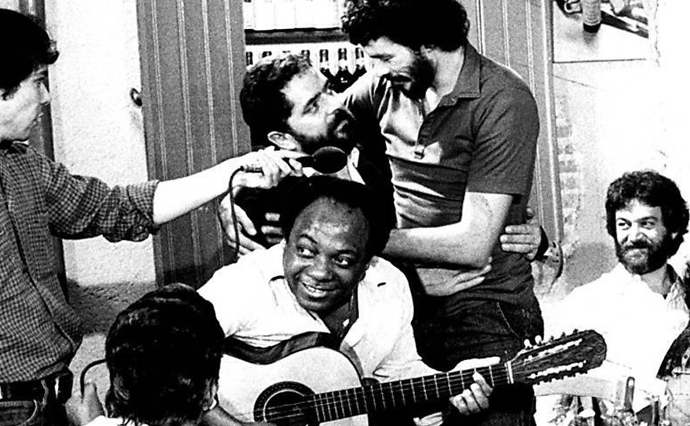 Adilson Monteiro Alves (dir.), com Luiz Inácio Lula da Silva (PT) e o jogador Sócrates, do Corinthians, na noite paulistana. Monteiro Alves foi o principal cartola da Democracia Corinthiana