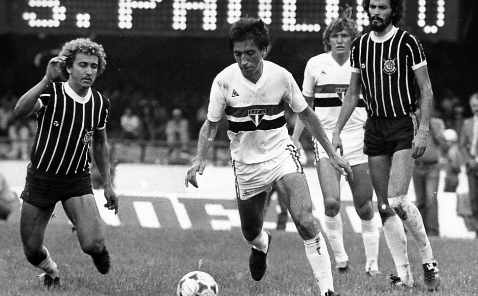 Bibo-Biro (esq.) e Sócrates (dir.), do Coritnhians, observam jogador do São Paulo durante jogo no Morumbi