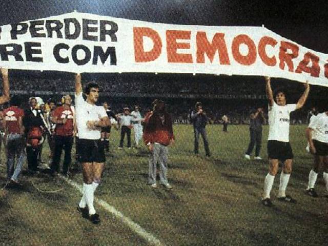 Democracia Corinthiana era um movimento criado nos anos 80. De 81 a 85, o elenco fazia votação para tomar decisões consideradas vitais. Tudo era escolhidos por voto, desde o valor da premiação até o nome do treinador