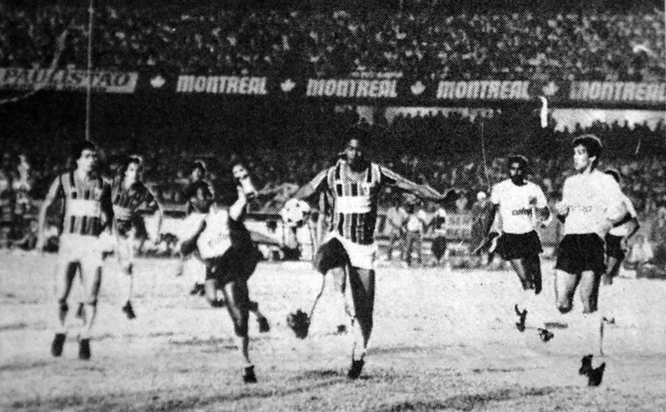 Democracia Corinthiana era um movimento criado nos anos 80. De 81 a 85, o elenco fazia votação para tomar decisões consideradas vitais. Tudo era escolhidos por voto, desde o valor da premiação até o nome do treinador