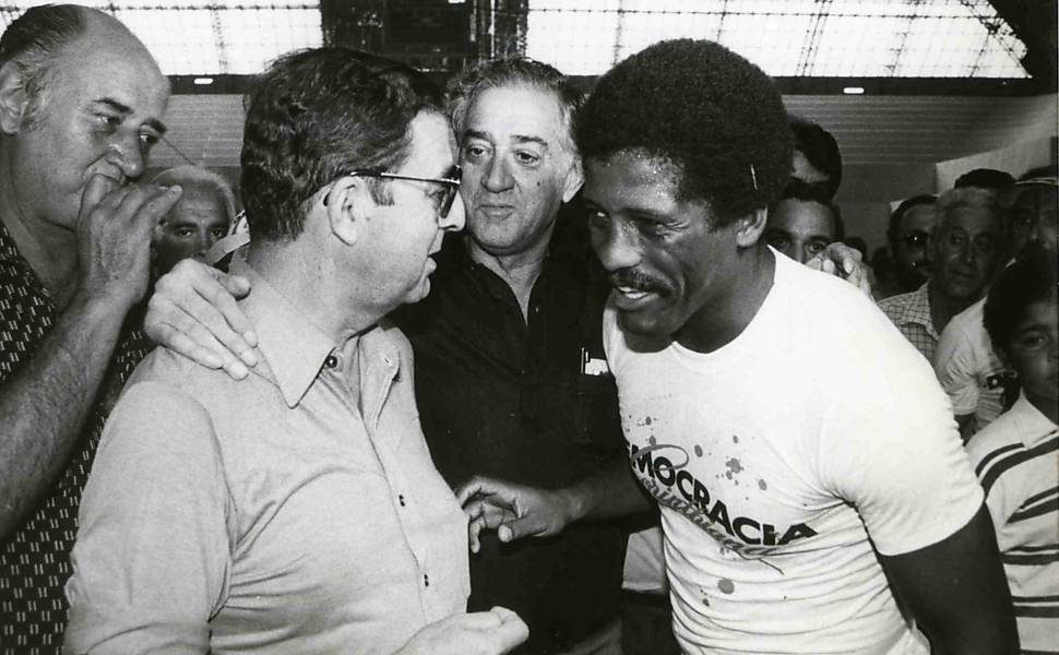 O jogador Zé Maria (à dir.) conversa com Orlando Monteiro alves, durante as eleições do Corinthians