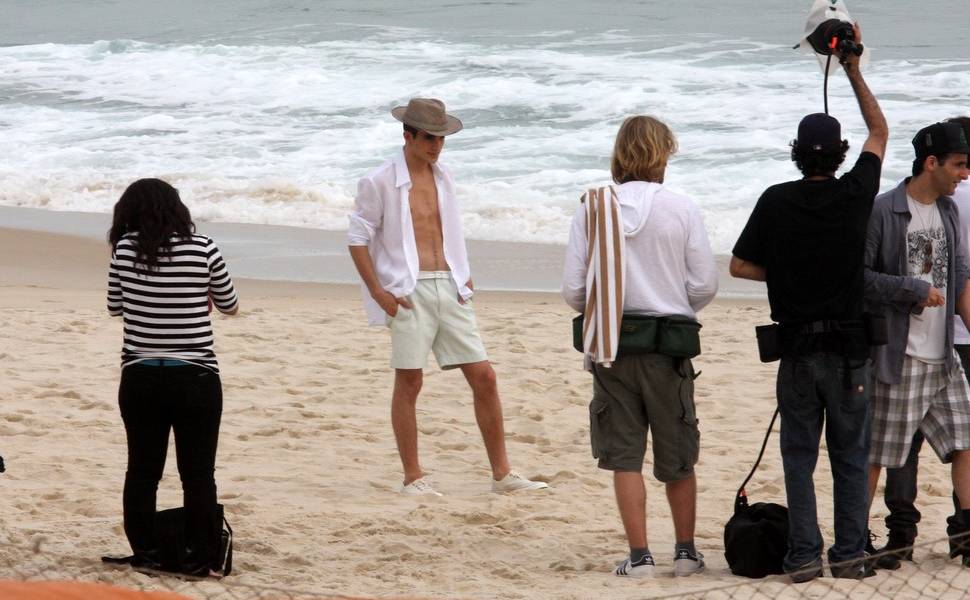 Fiuk com novo visual faz sessão de fotos na praia de Ipanema Leia mais