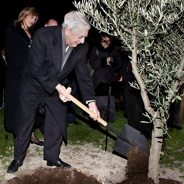 O escritor peruano Mario Vargas Llosa planta árvore