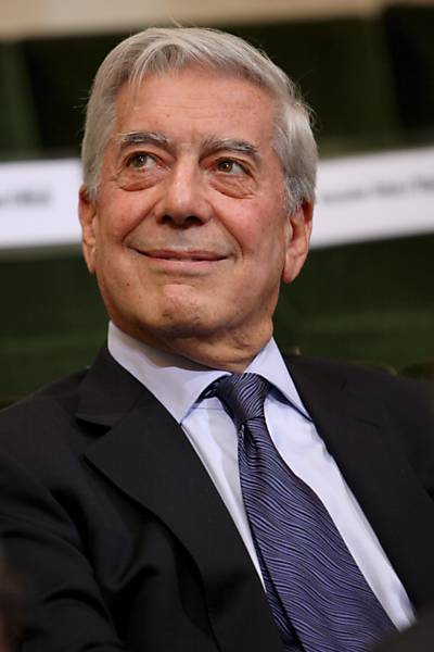 O escritor peruano Mario Vargas Llosa sorri durante cerimônia na Fundação Simone Et Cino Del Duca em Paris, na França