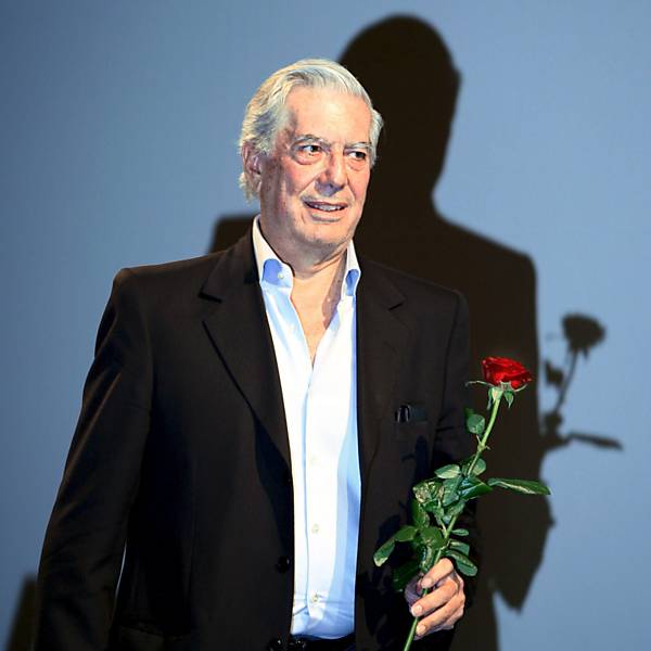 O escritor peruano Mario Vargas Llosa é fotografado durante sua participação no Festival de Literatura de Berlim, na Alemanha