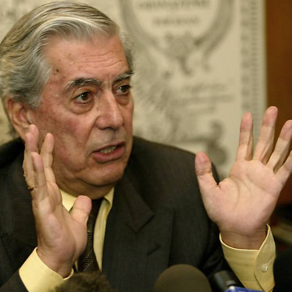 O escritor peruano Mario Vargas Llosa durante entrevista em Bogotá (Colômbia)