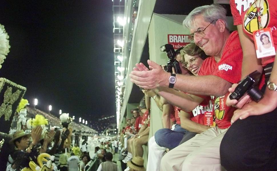 O escritor peruano Mario Vargas Llosa assiste ao desfile da escola de samba São Clemente do camarote da Brahma, no Sambódromo