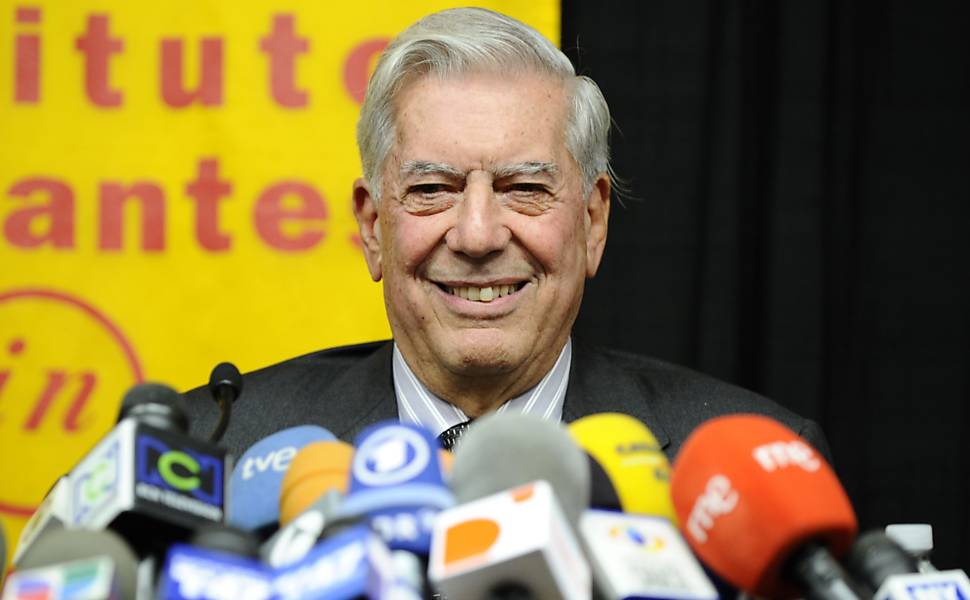 Mario Vargas Llosa dá entrevista em NY após vencer prêmio Nobel de Literatura