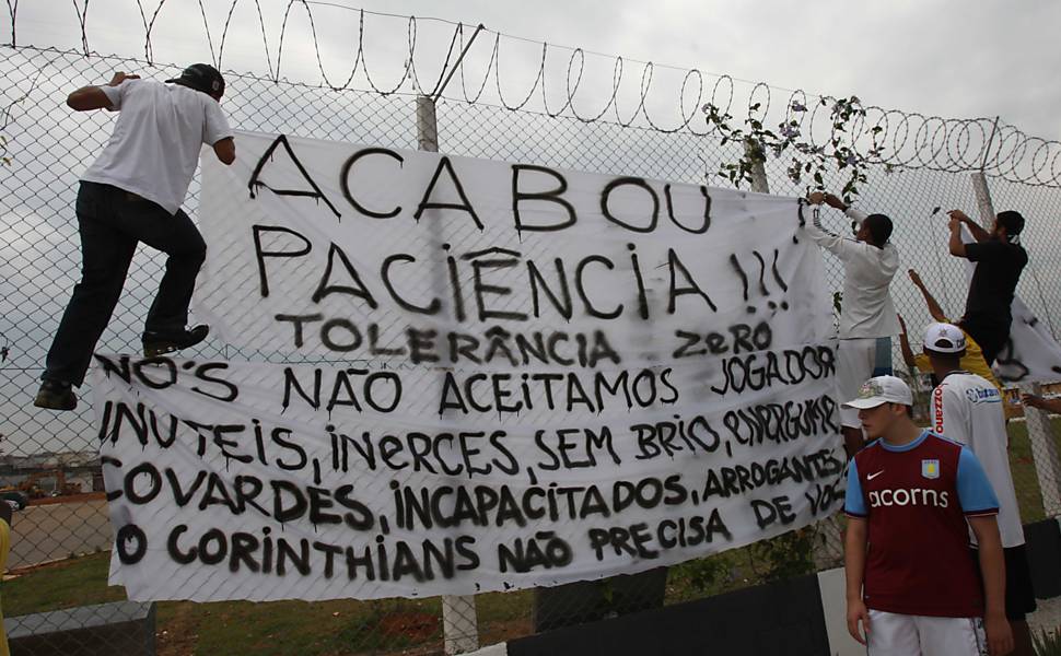 Torcida do Corinthians protesta