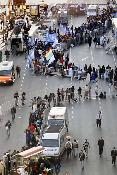 Argentinos se organizam em fila na praça de Maio, em frente à Casa Rosada, local do velório do ex-presidente Néstor Kirchner 