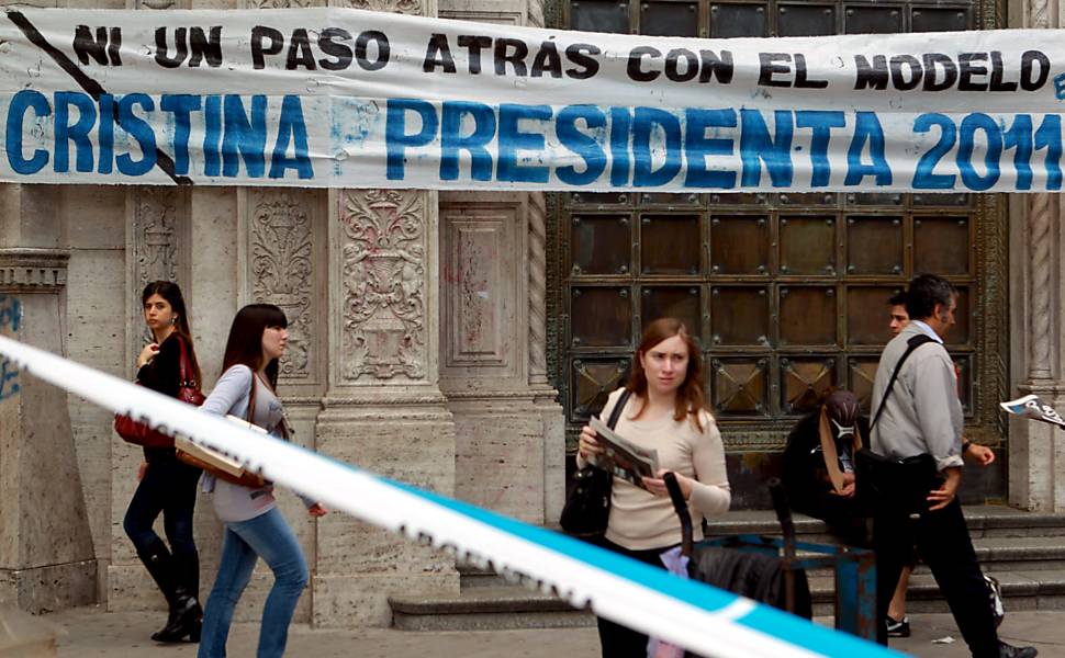 Pessoas passam por faixa pendurada em frente à Casa Rosada, em Buenos Aires, onde acontece o velório do ex-presidente argentino Néstor Kirchner 