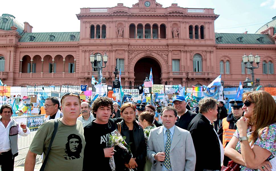 Pessoas se concentram em frente à Casa Rosada, em Buenos Aires, onde acontece o velório do ex-presidente argentino Néstor Kirchner 