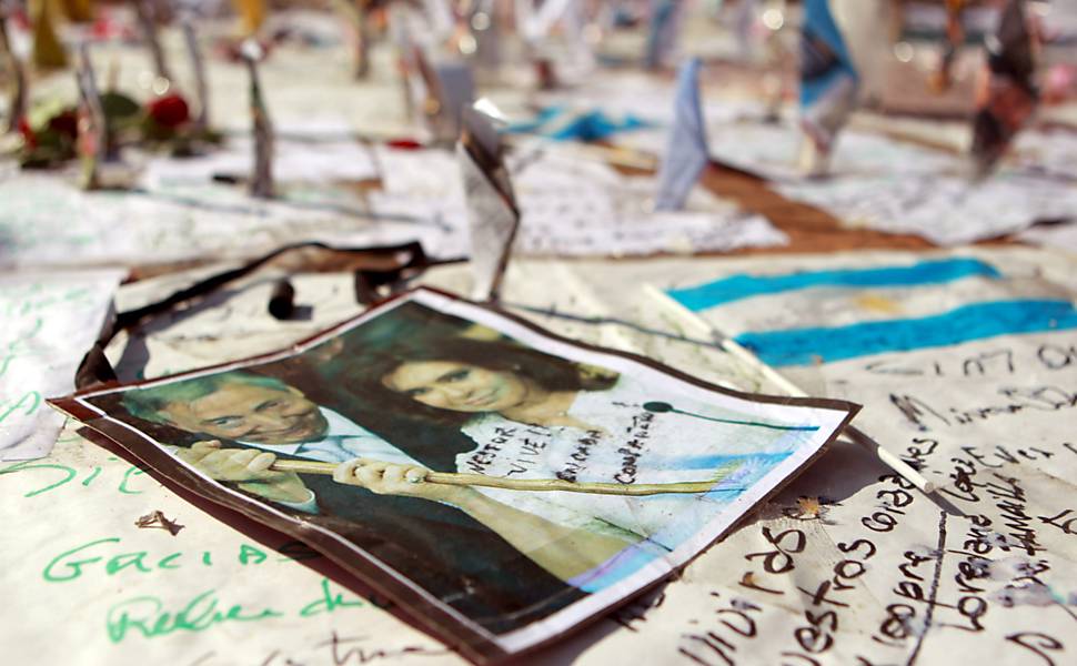 Foto mostra cartazes e faixas em homenagem ao ex-presidente argentino Néstor Kirchner, morto ontem aos 60 anos 