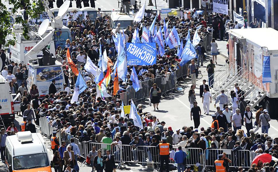 Argentinos se organizam em fila na praça de Maio, em frente à Casa Rosada, local do velório do ex-presidente Néstor Kirchner 