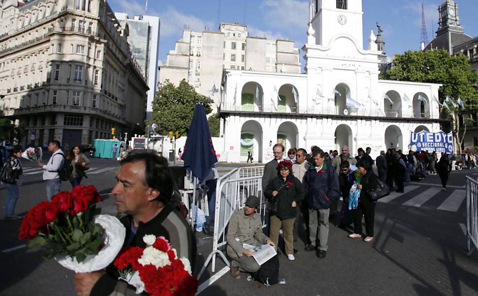 Pessoas fazem fila para entrar no velório do ex-presidente argentino Néstor Kirchner em frente à Casa Rosada, Buenos Aires 