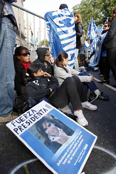 Pessoas esperam na fila para entrar na Casa Rosada, onde acontece o velório do ex-presidente argentino Néstor Kirchner 