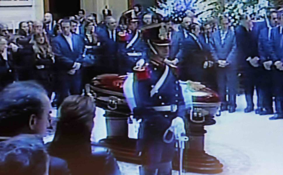 Corpo do ex-presidente Néstor Kirchner é velado na Casa Rosada; milhares esperam para se despedir do líder 