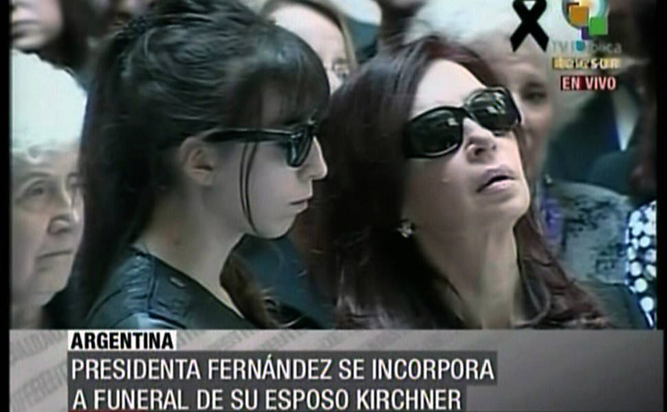 Imagem de TV mostra a presidente da Argentina, Cristina Kirchner (à dir.) e sua filha Florencia durante velório de Néstor Kirchner 
