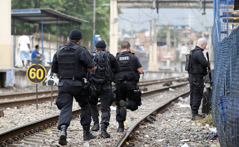 Policiais civis participam de operação na favela do Jacarezinho, na zona norte do Rio <b>