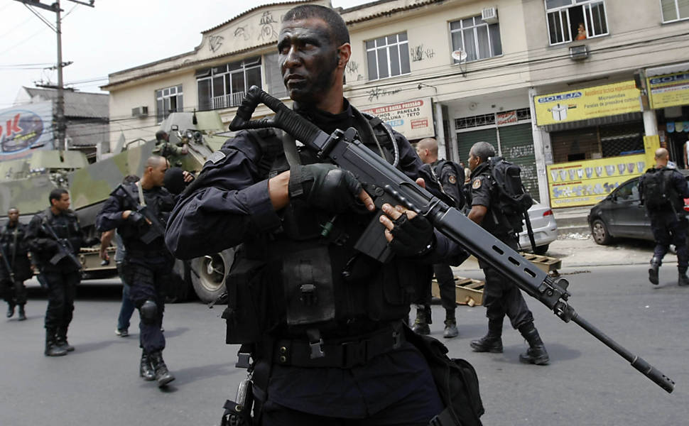 Policiais do Bope (tropa de elite da PM) desembarcam de veículo da Marinha na avenida Brás de Pina, um dos acessos à Vila Cruzeiro, na Penha, zona norte do Rio <b>