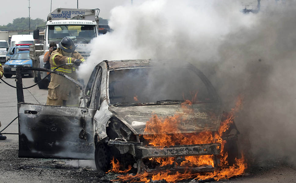 Carro pega fogo na avenida Brasil, na altura da Penha, zona norte do Rio <b>