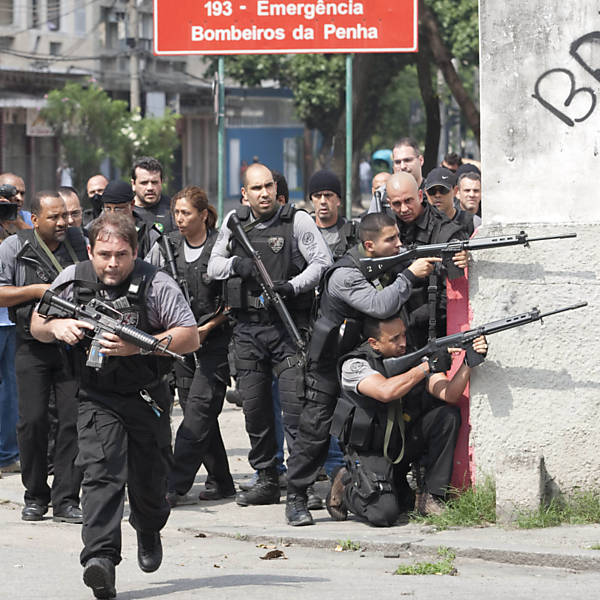 Policiais começam operação de ocupação na Vila Cruzeiro, na Penha, zona norte do Rio <b>