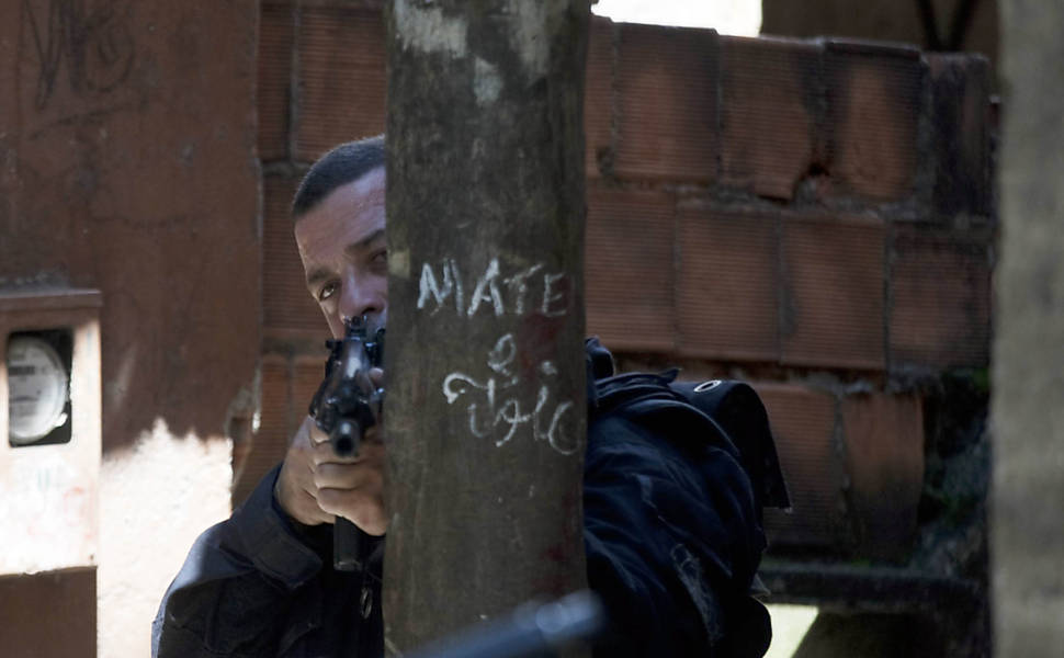 Policial participa de operação na Vila Cruzeiro, na Penha, um dia após as tropas ocuparem o local <b>