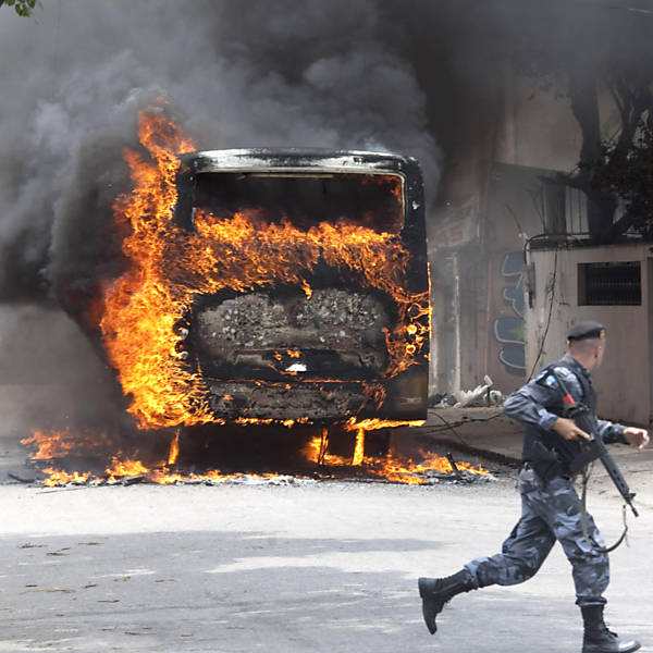 Ônibus incendidado na rua Luisa Vale, próxima da favela Bandeira 2, na zona norte do Rio <b>