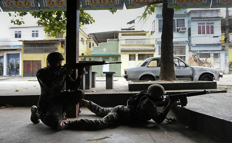Soldados da Brigada Paraquedista do Exército participam de cerco ao Complexo do Alemao, na zona norte do Rio <b>