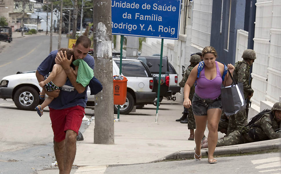 Moradores do Complexo do Alemão, na zona norte do Rio, durante cerco ao conjunto de favelas <b>