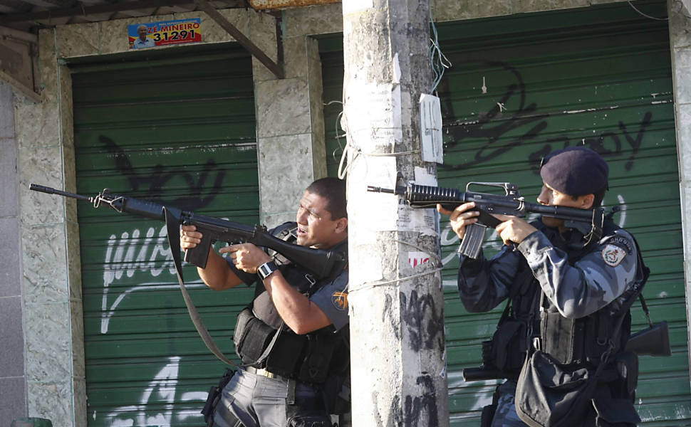 Policiais participam de cerco ao Complexo do Alemao, na zona norte do Rio <b>