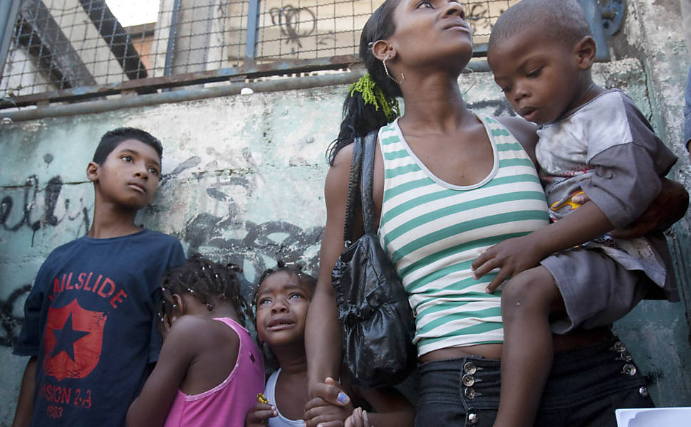 Moradores do Complexo do Alemão, na zona norte do Rio, durante cerco ao conjunto de favelas <b>