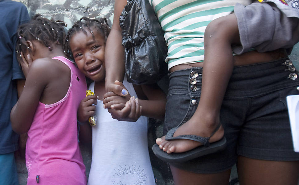 Moradores do Complexo do Alemão, na zona norte do Rio, durante cerco ao conjunto de favelas <b>