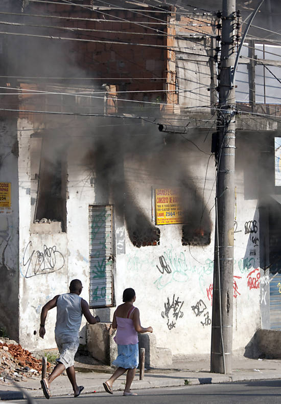 Incêndio atinge casa no Complexo do Alemão, conjunto de favelas na zona norte do Rio <b>
