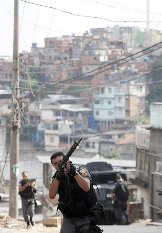 Policiais começam operação de ocupação do Complexo do Alemão, conjunto de favelas na zona norte do Rio <b>