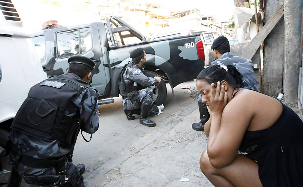 Moradora do Complexo do Alemão, na zona norte do Rio, durante operação de ocupação do conjunto de favelas <b>