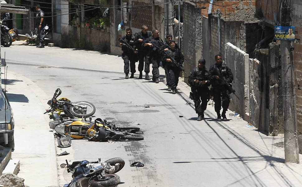Policiais durante operação de ocupação do Complexo do Alemão, conjunto de favelas na zona norte do Rio <b>