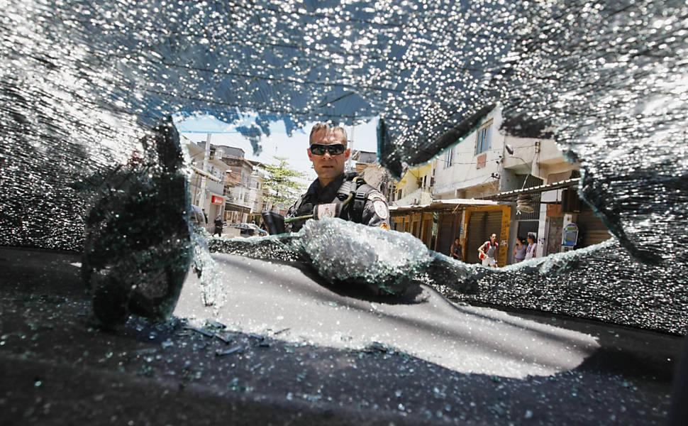 Ocupação do Complexo do Alemão, conjunto de favelas na zona norte do Rio, deixa diversos veículos destruídos <b>