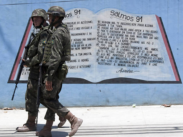Soldados durante operação de ocupação do Complexo do Alemão, conjunto de favelas na zona norte do Rio <b>